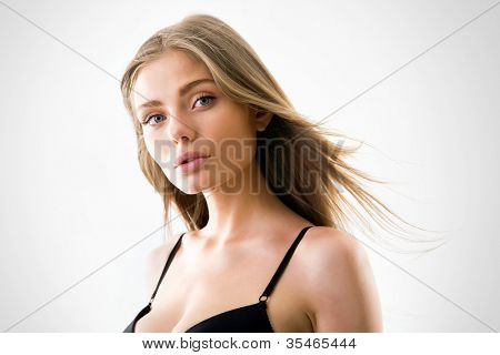 Bella donna semi-vestita con magnifici capelli