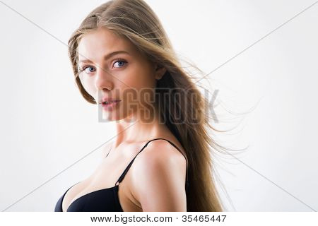 Bella donna semi-vestita con magnifici capelli