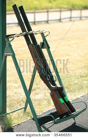 Mosca, RUSSIA - 9 luglio: Due fucili da caccia su un rack di pistola durante la sessione di formazione aperta dell'Olimpico russo 