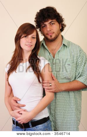 Pareja joven abrazos