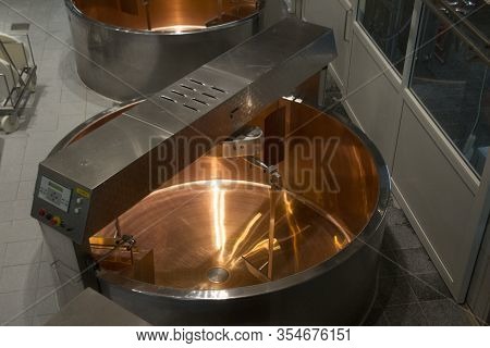 Gruyère, Schweiz - 02 Sep 2014: Equipment Industrial Production Of Hard Cheeses. Cheese Is Very Tast
