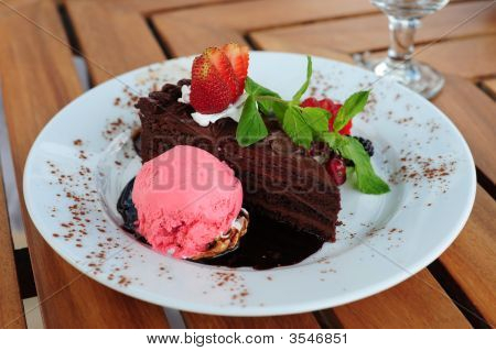 Delicioso pastel de Chocolate con guarnición
