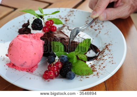 Delicioso pastel de Chocolate con guarnición