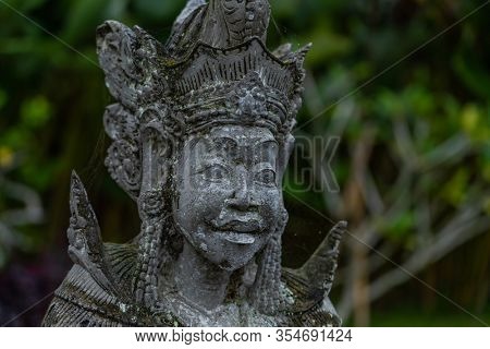 Traditionnal statue of Balin in Indonesia