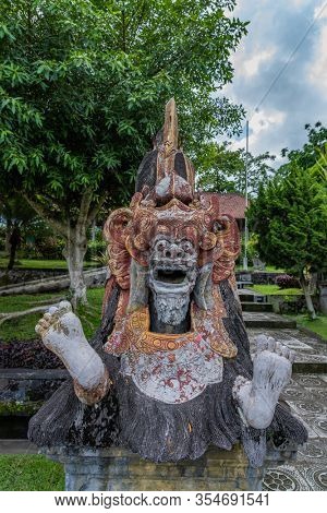 Traditionnal statue of Balin in Indonesia