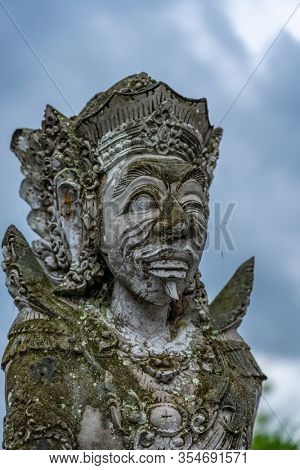 Traditionnal statue of Balin in Indonesia