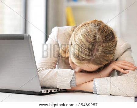 imagens de mulher cansada com computador portátil