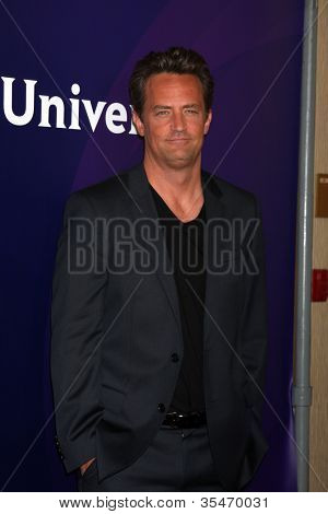 Los Angeles jul 24: Matthew Perry kommt bei der Nbc Tca Sommer 2012 Press Tour am Beverly Hilton