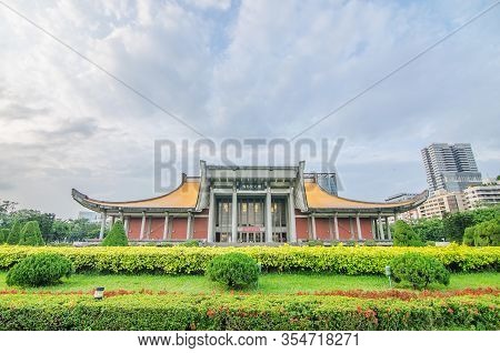 Taipei, Taiwan - May 17, 2019 : Sunset View Of Sun Yat-sen Memorial Hall By Riverside And Many Touri