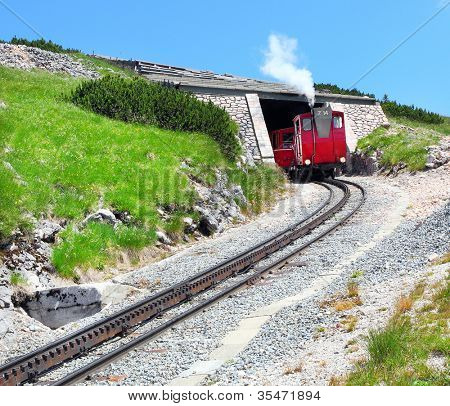 ST. WOLFGANG, Østrig - 8. juli: Uidentificerede folk nyde vintage tandhjul railway på Schafberg Peak