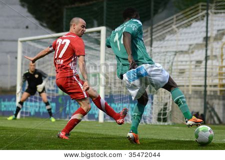 KAPOSVÁR, Maďarsko - 13. dubna: Aaron Addo (v zeleném) v akci na maďarský národní mistrovství s