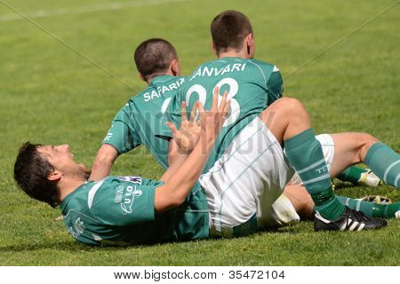 KAPOSVÁR, Maďarsko - 13. dubna: Kaposvár hráči slavit na maďarský národní mistrovství fotbal