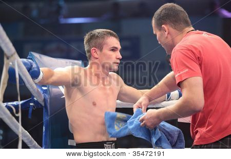 ODESSA, Ucraina - 21 luglio: Boxer Dmytro Bohachuk nel suo angolo durante il combattimento con Valentyn Holovk