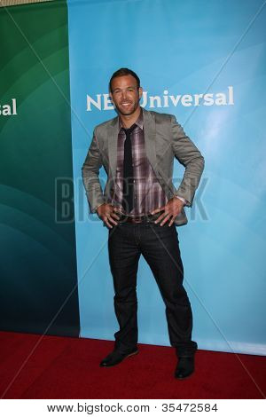 ロサンゼルス発 - 7 月 24 日: NBC TCA 夏 2012年プレスツアー ビバリー Hil で到着エルネスト ・桃