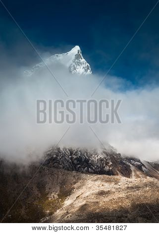 Cholatse 6335 M picco nascosto nelle nuvole