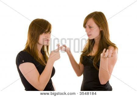 Bellas hermanas jóvenes argumentando