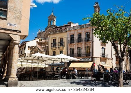 Salamanca, Spain - May, 2018: Tourists And Locals At The Famous Antique Plaza Del Corrillo Of Salama