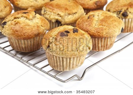 Hjemmelavet banan chokolade chip muffins på en ledning rist.