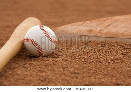 Baseballová pálka & na Infield Dirt poblíž základny