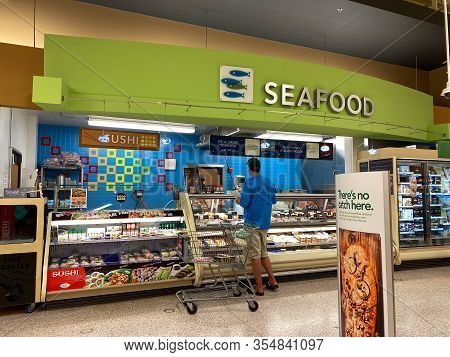 Orlando, Fl/usa-3/7/20: The Seafood Department Of A Publix Grocery Store With An Employee Waiting On