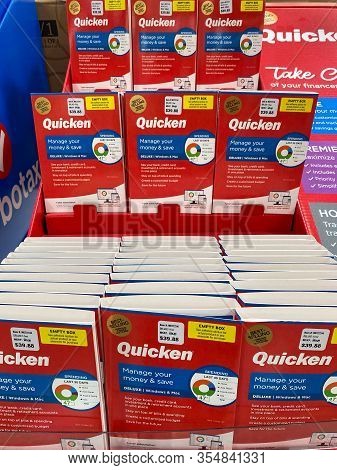 Orlando, Fl/usa-3/7/20: Intuit Quicken Money Management Computer Software Packages For Sale On A Dis