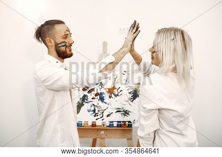 Elegant Couplel Draws In An Art Studio
