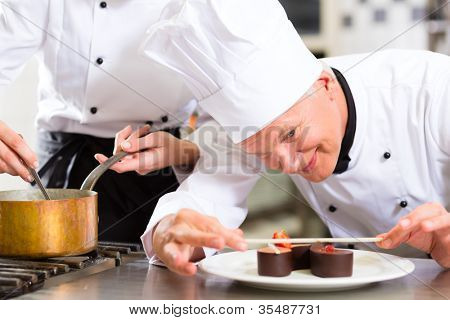 Cuoco, pasticcere, in hotel o ristorante cucina cucinare, egli è terminato un dessert dolce