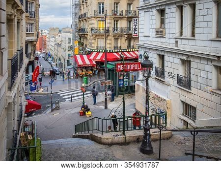 Paris, France, Fev 2020, Urban Scene 
By Lamarck-caulaincourt Subway Station By Montmartre