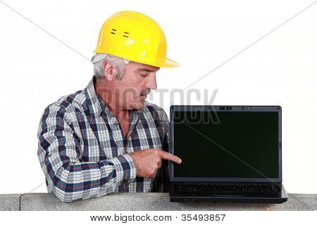 Handlowiec, wskazując na jego nowy laptop