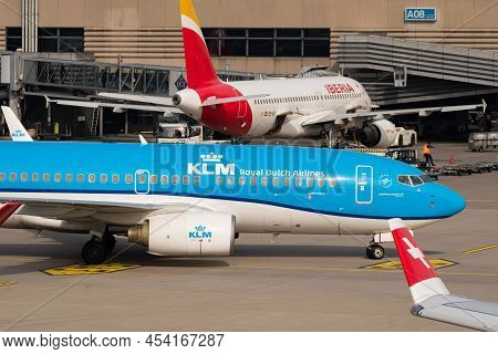 Zurich, Switzerland, March 2, 2022 Klm Royal Dutch Airlines Boeing 737-7k2 Aircraft In Front Of An I