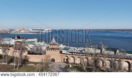 Nizhny Novgorod, Russia - April 18, 2022: Walls And Ivanovskaya Tower Of Nizhny Novgorod Kremlin In 