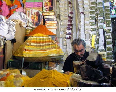 Venditore di spezie nel bazar