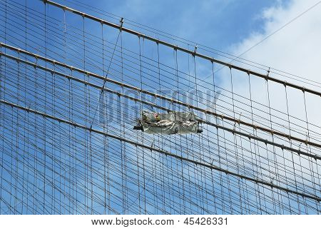 Bau Arbeiter Besatzung Reparatur Kabel auf der Brooklyn Bridge
