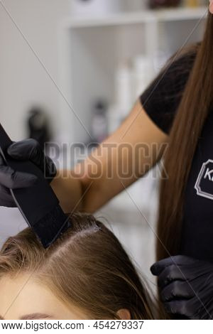 Applying Cream Or Ointment Or Paint Or Medicine On The Head To The Hair. Head Hair Treatment, Hair C