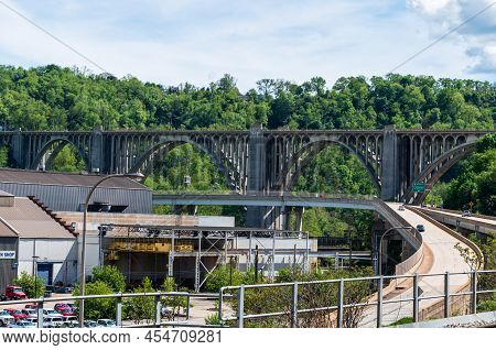 East Pittsburgh, Pennsylvania, Usa May 14, 2022 Braddock Avenue, The Tri Boro Expressway Leading Up 