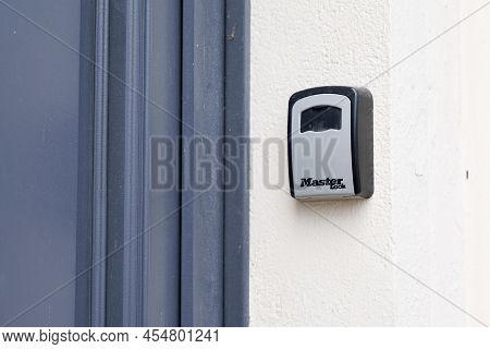 Bordeaux , Aquitaine  France - 05 15 2022 : Master Lock Brand Logo On Masterlock Padlock On Rental H
