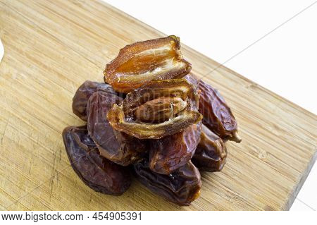 Organic Fresh Nutritious Dried Hurma Dates Medjool Grains, On The Cutting Board