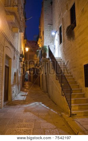 Uličky za soumraku. Giovinazzo. Apulie.