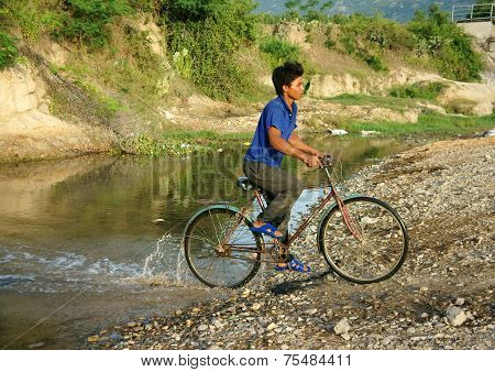 Bike Cross Stream, Vietnamese Countryside