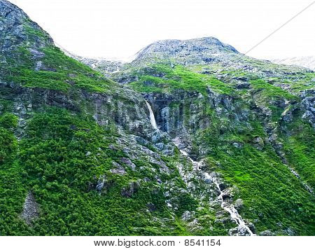 น้ำตกในภูเขา