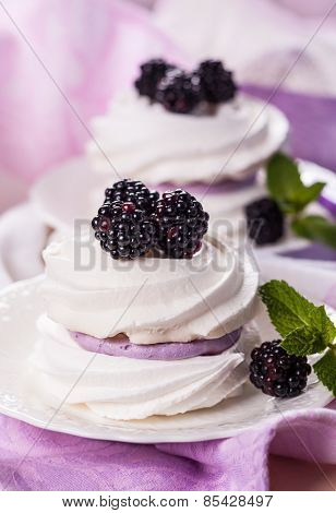 Meringue with blackberry and cream