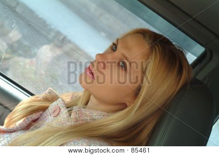 Dívka sedící v automobilu
