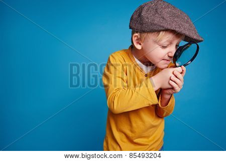 Inquisitive boy with magnifying glass