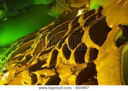 Uma formação rochosa em uma caverna