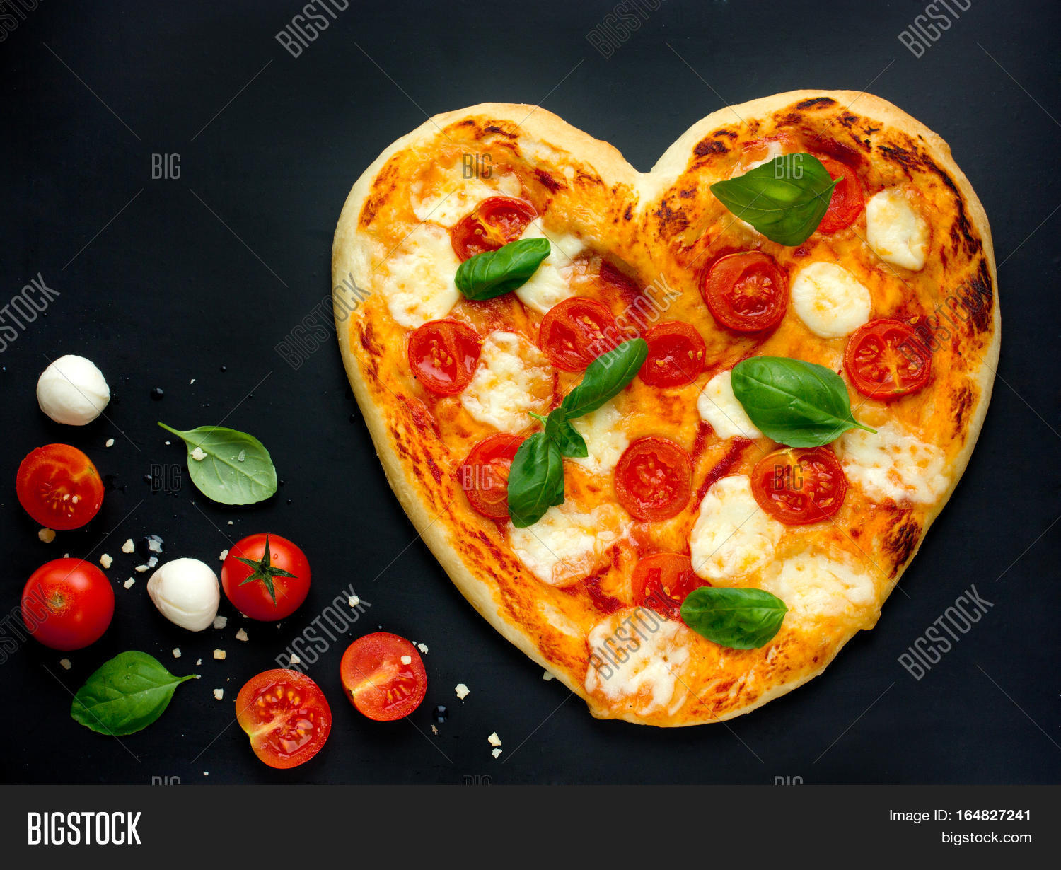 Валентине пицца. Пицца в форме сердца. Пицца в форме сердца. Пицца в форме сердца. Пицца валентинка.