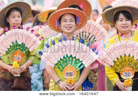 Poy สังข์พิธียาวในแม่ฮ่องสอน ไทย