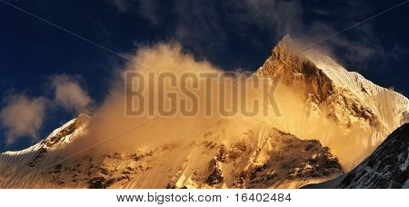 Mount Machhapuchhre o zachodzie słońca, Nepal, Himalaje