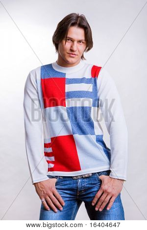 Giovani uomini vestiti in abiti moderni. In jeans e un maglione
