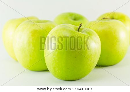 groene appels op witte achtergrond
