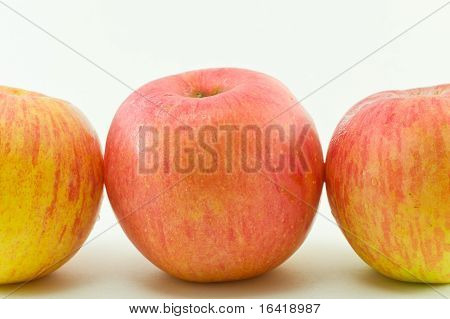 Drie rode appels op witte achtergrond